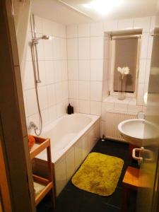 ドルンビルンにあるDimai House No 16 Dornbirn Zentrumのバスタブと洗面台のあるバスルーム