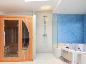 y baño con bañera, lavamanos y ducha. en 8 person holiday home in Kalundborg, en Kalundborg