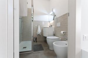 uma casa de banho com um WC, um chuveiro e um lavatório. em Biasanòt Mini em Bolonha