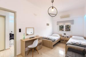 1 dormitorio con 2 camas, escritorio y espejo en Ocean Dream Apartment! en Bali