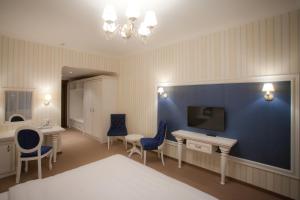 TV a/nebo společenská místnost v ubytování Orly Park-Hotel