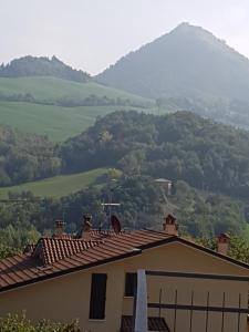 Una imagen general de la montaña o una montaña tomada desde el bed and breakfast