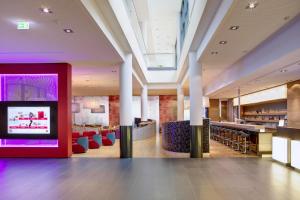 TV a/nebo společenská místnost v ubytování IntercityHotel Berlin Hauptbahnhof