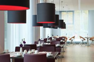 En restaurang eller annat matställe på IntercityHotel Berlin Hauptbahnhof