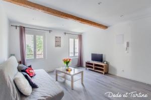 ein Wohnzimmer mit einem Sofa und einem TV in der Unterkunft Enjoyable studio just by the sea - Dodo et Tartine in Toulon
