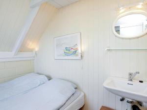 bagno con letto, lavandino e specchio di 6 person holiday home in Ringk bing a Ringkøbing