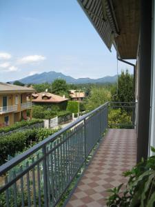 een balkon met een loopbrug naar een gebouw bij La casa dei pini in Malnate