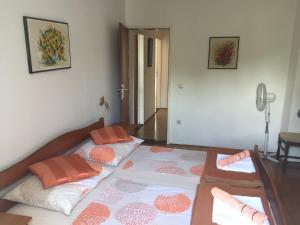 מיטה או מיטות בחדר ב-Apartments Poreč beach area Simo