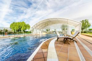 Bazén v ubytování Hotel Doña Brígida – Salamanca Forum nebo v jeho okolí