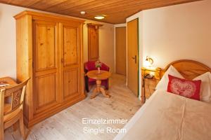 Ліжко або ліжка в номері Hotel Hirschen - Grindelwald