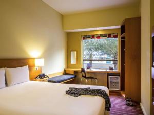 Uma cama ou camas num quarto em ibis Mall Avenue Dubai