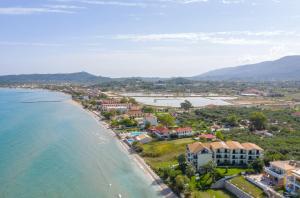 una vista aérea de una playa con casas y el océano en Sea View Hotel en Alykes