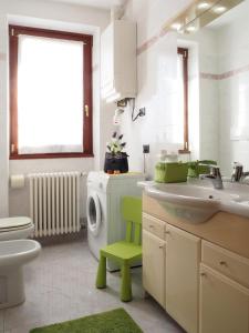 łazienka z umywalką i pralką w obiekcie Casa con vista Forte - tra lago e monti w mieście Rivoli Veronese