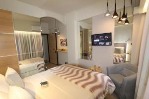 Кровать или кровати в номере Aiolos Apartments Ermou 64 4th Floor
