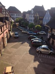een groep auto's geparkeerd op een parkeerplaats bij Hôtel Restaurant Zum Schnogaloch in Obernai