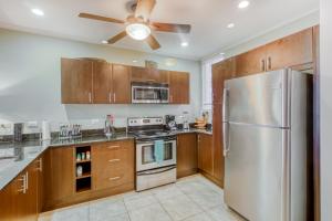 O bucătărie sau chicinetă la The Palms 101