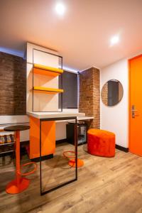 a room with a desk and an orange stool at Hostal Boutique Black Cat in Santiago