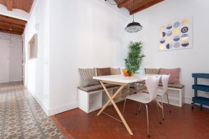 ein Esszimmer mit einem Tisch und Stühlen in der Unterkunft Casa Cosi - Sant Gervasi 1 in Barcelona