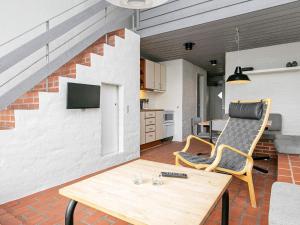 een woonkamer met een tafel en een stoel bij 6 person holiday home in Brovst in Brovst