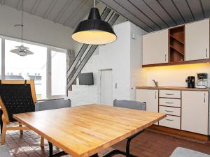 6 person holiday home in Brovst tesisinde mutfak veya mini mutfak