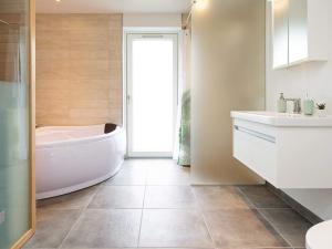 Koupelna v ubytování 9 person holiday home in Dannemare