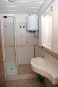 W łazience znajduje się umywalka i prysznic. w obiekcie Lo Smeraldo w mieście Capoliveri