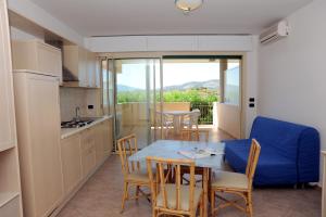 a kitchen and dining room with a table and chairs at Lo Smeraldo in Capoliveri