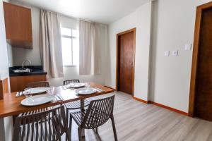Kuchyň nebo kuchyňský kout v ubytování Itajaí Express Residence