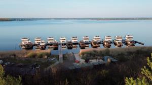 una vista aérea de un muelle en un lago en Hausboot Elandi, en Bitterfeld