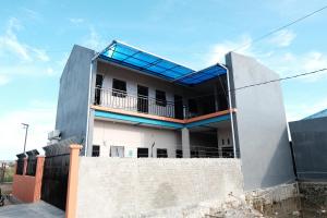 um edifício com um solário em cima em Rumah Marianne em Sorong