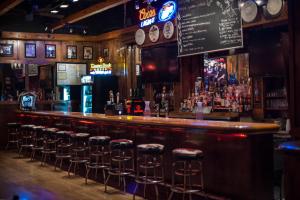 un bar con sgabelli da bar in un pub di Express Inn & Suites a Greenville