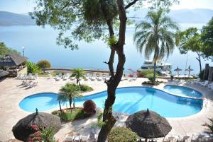 Blick auf den Pool in einem Resort mit Aussicht in der Unterkunft Hotel Del Dique in Cabra Corral