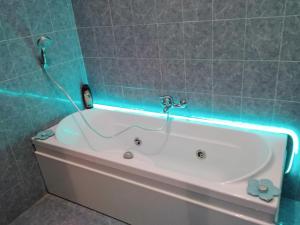 ein Badezimmer mit einer Badewanne mit blauem Licht in der Unterkunft Casa Sole in Vetralla