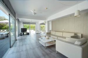 Μια τηλεόραση ή/και κέντρο ψυχαγωγίας στο Olympic Gardens Villa