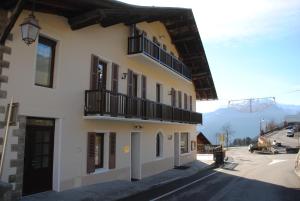 un edificio con balcones en un lateral en ETOILE LODGE en Hauteluce