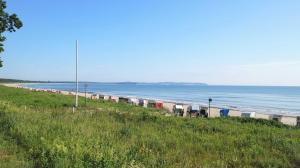 a long line of trailers on the side of a beach at Haus Sonne in Thiessow