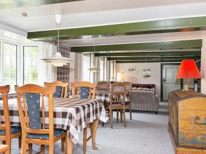 - une salle à manger avec une table et des chaises dans l'établissement Holiday home Bredebro II, à Bredebro