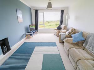 ein Wohnzimmer mit Couch und Kamin in der Unterkunft Seacoast Cottage in Castlerock