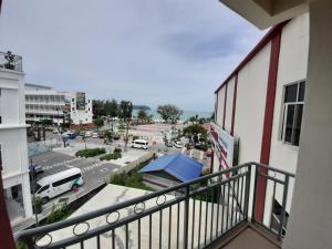 a building with a balcony and a balcony view at Paretto Seaview Hotel in Pantai Cenang