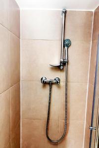 La salle de bains est pourvue d'une douche avec un pommeau de douche. dans l'établissement Kings Cross Hotel London, à Londres