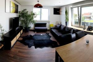 salon z kanapą i stołem w obiekcie MitZeit 3 - 95qm inklusive Balkon w Augsburgu