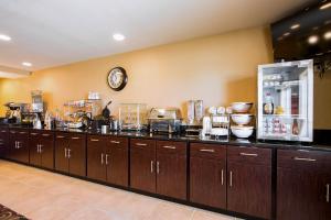 Kuchyň nebo kuchyňský kout v ubytování Cobblestone Inn & Suites - Eads