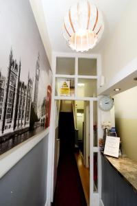 pasillo con escalera y lámpara de araña en Kings Cross Hotel London en Londres