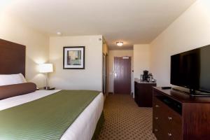 TV a/nebo společenská místnost v ubytování Cobblestone Inn & Suites - Eads