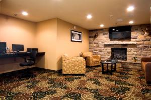 TV a/nebo společenská místnost v ubytování Cobblestone Inn & Suites - Eads