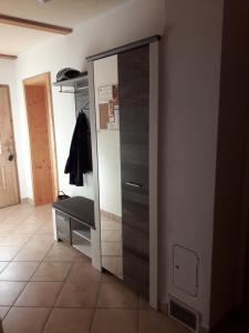 einen Schrank mit einer Glastür in einem Zimmer in der Unterkunft Haus-Claudia in Viehhofen