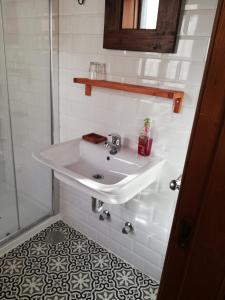 A bathroom at La Corte del Rondiellu 1