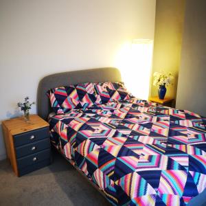 RocesterにあるNorthfield Houseのベッドルーム1室(カラフルな掛け布団付きのベッド1台付)