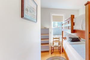Poschodová posteľ alebo postele v izbe v ubytovaní Seasons in Seal Cove