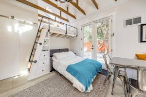 een slaapkamer met een stapelbed en een bureau bij Pueblo Street Tiny Home in Boise